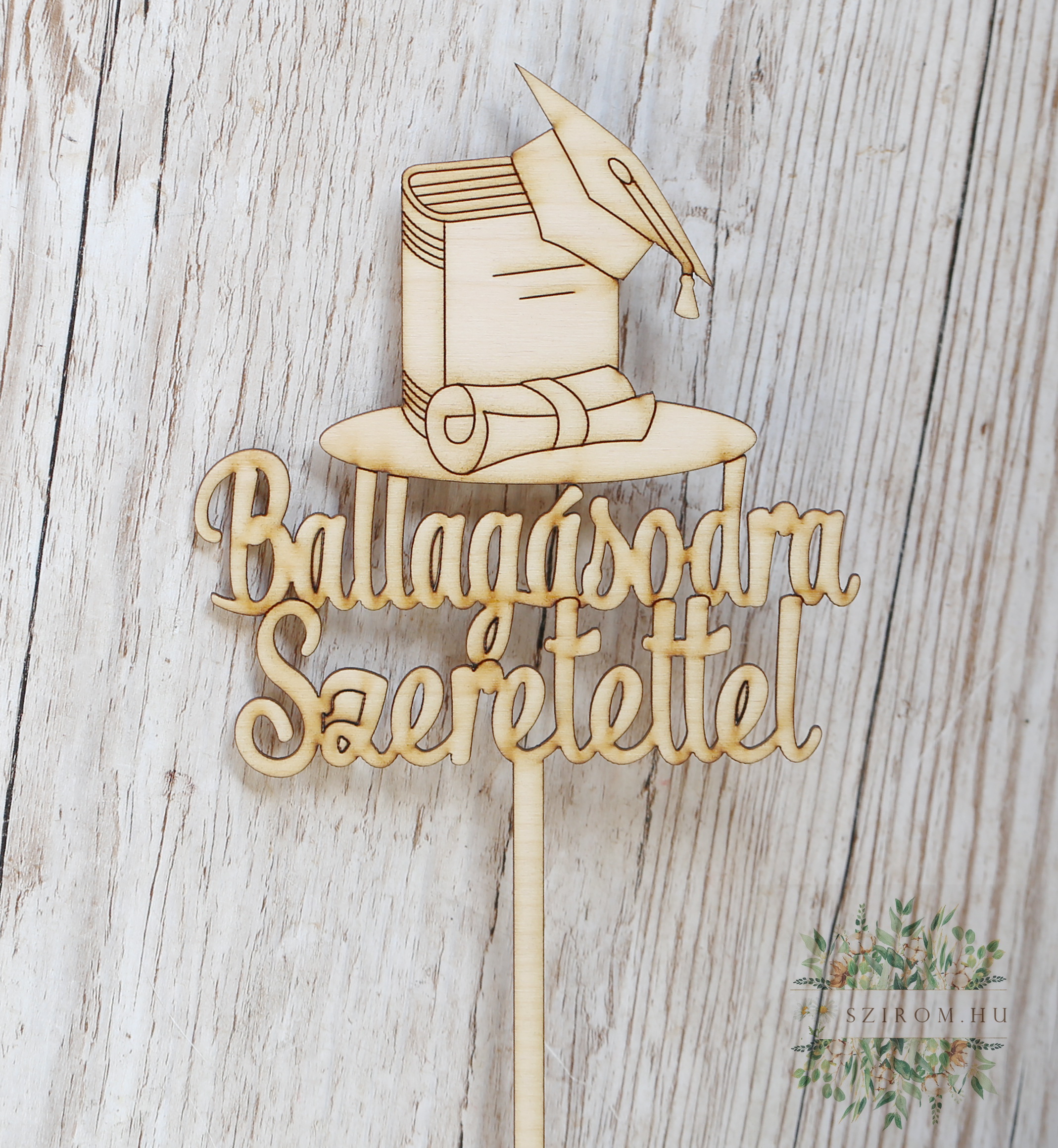 Blumenlieferung nach Budapest - Herzlichen Glückwunsch zum Schulabschluss mit Liebe – Buchstaben aus Holz