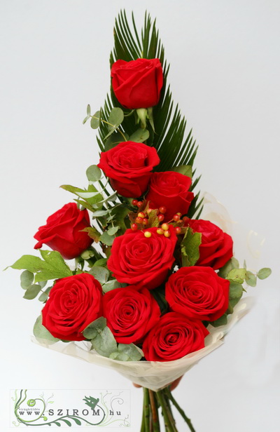 Blumenlieferung nach Budapest - 10 Premium Rote Rosen in einem lange Blumenstrauß, mit Grün