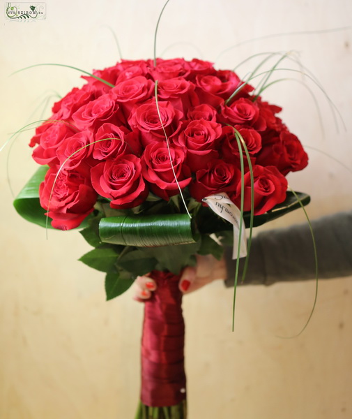 Virágküldés Budapest - 40 szál prémium vörös rózsa tömören kötve<br><br>~45cm