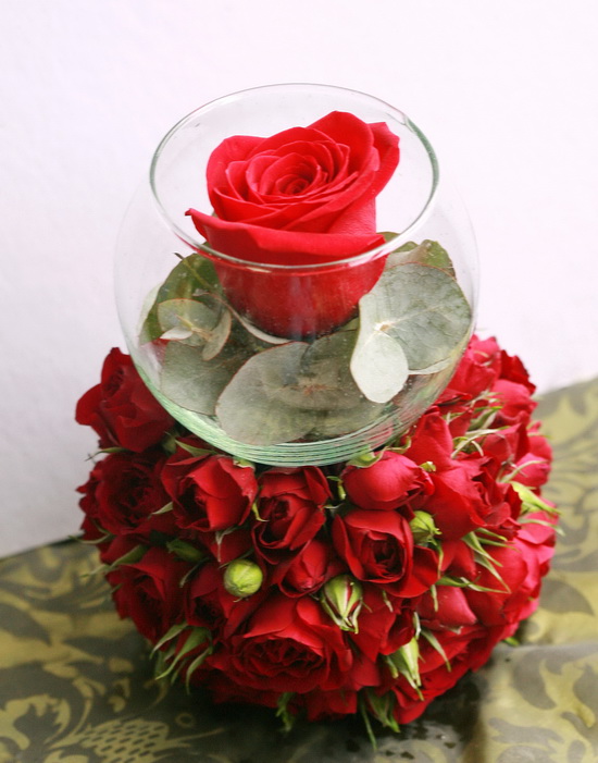 Virágküldés Budapest - bokros vörös rózsa gömb, üveggömbbel (20cm)