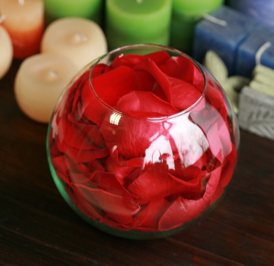 flower delivery Budapest - glass ball filled with red rose petals (15cm)