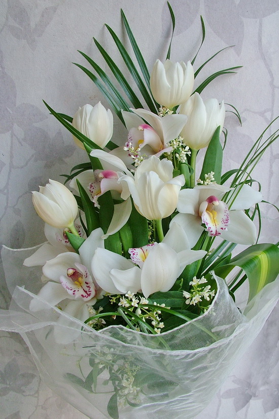 Blumenlieferung nach Budapest - Weiße Tulpen mit weißen Orchideen (15 Stämme)