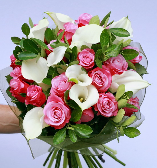 flower delivery Budapest - pink roses and cala lilies in a bouquet (30 stems)