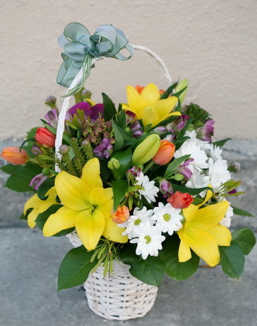 flower delivery Budapest - mixed standing basket (19 stems)