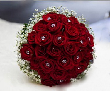Blumenlieferung nach Budapest - 30 rote Rosen mit Schleierkraut, Kristalle