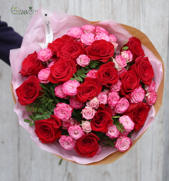 Blumenlieferung nach Budapest - rote Rosen mit rosa Minirosen (25 Stämme)