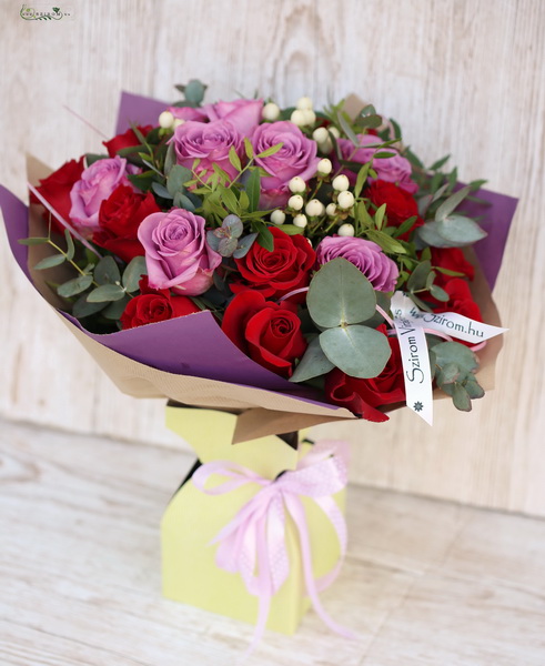flower delivery Budapest - purple and red rose bouquet (20 stem + 3 berries) in paper vase