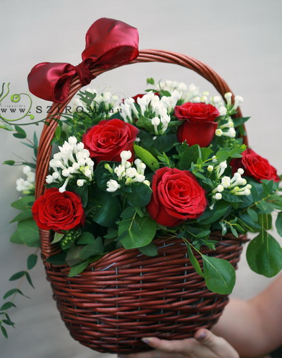Virágküldés Budapest - vörös rózsa kosár bouvardiával (20 szál)