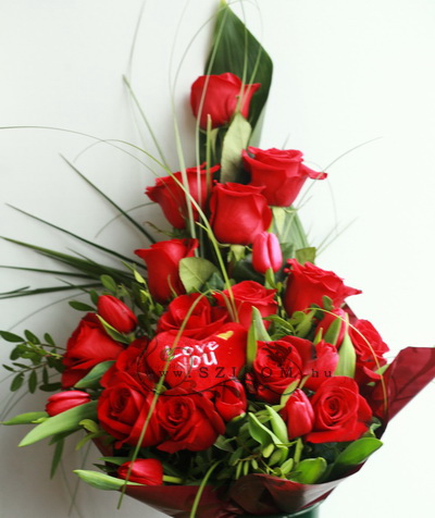 flower delivery Budapest - red rose and tulip tall bouquet with plush heart (25 stems)
