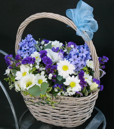Virágküldés Budapest - kék fehér kosárka (25 cm)