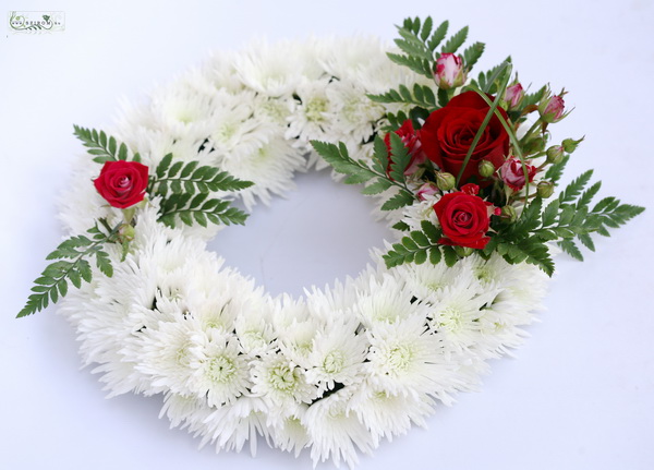 flower delivery Budapest - white chrysanthemum wreath with roses (35cm)