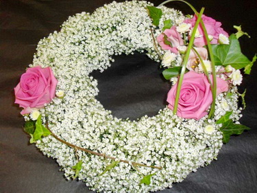 flower delivery Budapest - small gypsophylla wreath with roses (27cm)