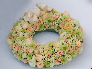 flower delivery Budapest - peach green flower wreath (36cm)