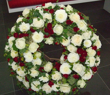 flower delivery Budapest - flower wreath, gerberas, mini roses, roses, carnations (90 stems, 60cm)