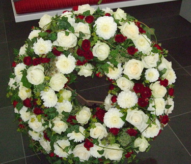 Blumenlieferung nach Budapest - Trauer Kranz