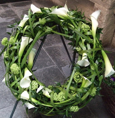flower delivery Budapest - calla wreath (70cm)