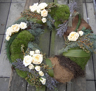 flower delivery Budapest - modern white rose wreath (40 cm)