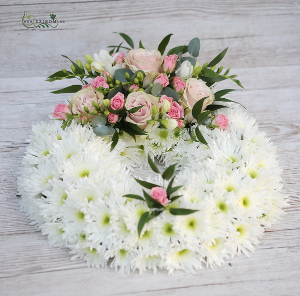 flower delivery Budapest - wreath cowered with daisies and roses (35cm)