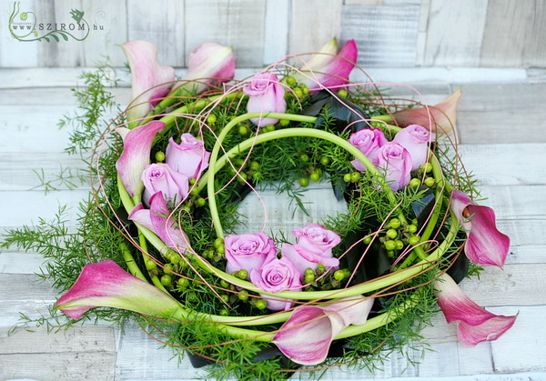 flower delivery Budapest - modern wreath with pink calas (37cm)