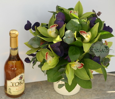 flower delivery Budapest - green orchid centerpiece with tokaji aszu wine 