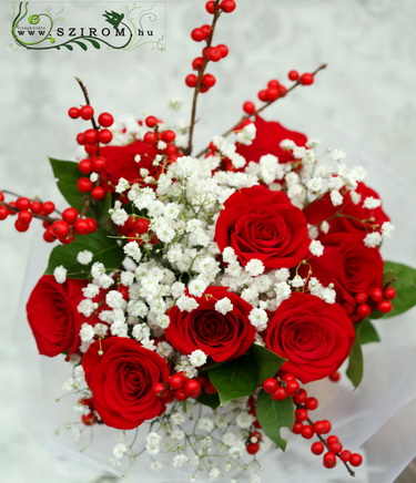 flower delivery Budapest - snowy red rose bouquet with ilex (10 stems) 