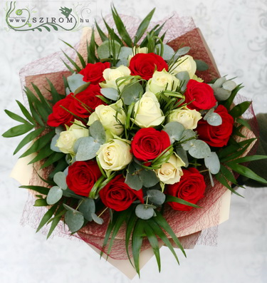 Blumenlieferung nach Budapest - rote und weiße Rosen mit Eukalyptus (20 Stämme)
