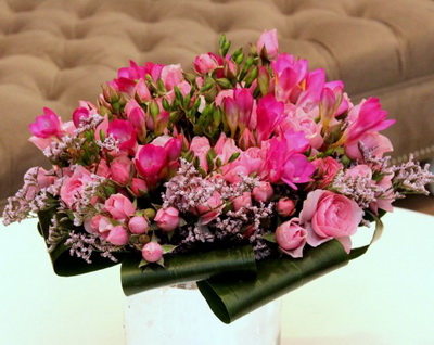 flower delivery Budapest - spray roses with freesias (17 stems)