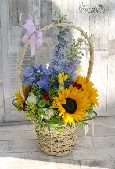 flower delivery Budapest - summer basket with sunflowers (11 stems)