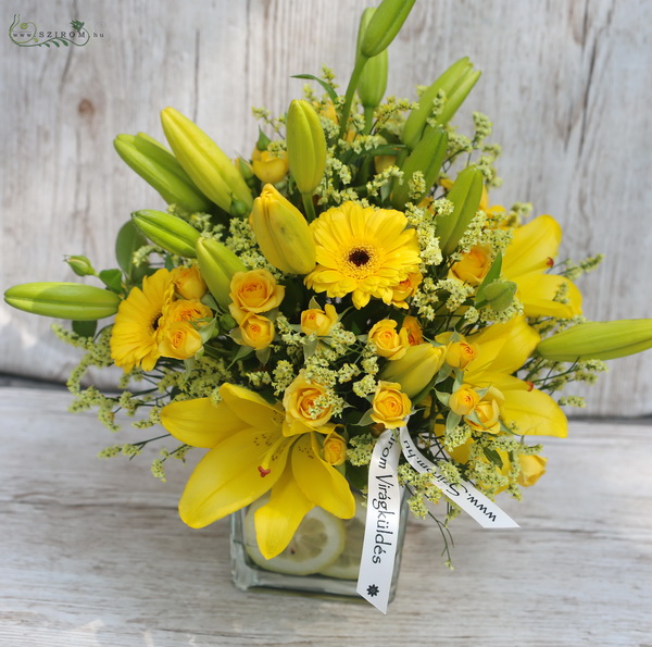 Blumenlieferung nach Budapest - Sonnenschein Glaskubus mit mini Rosen, Lilien (15 Stämme)