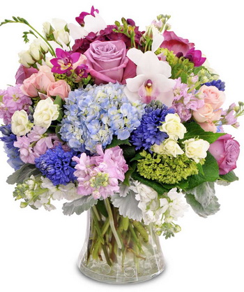 flower delivery Budapest - fluffy bouquet with hydrangeas in vase (30 stems)