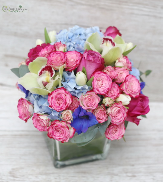 flower delivery Budapest - pastel flowers in glass cube (22 stems)