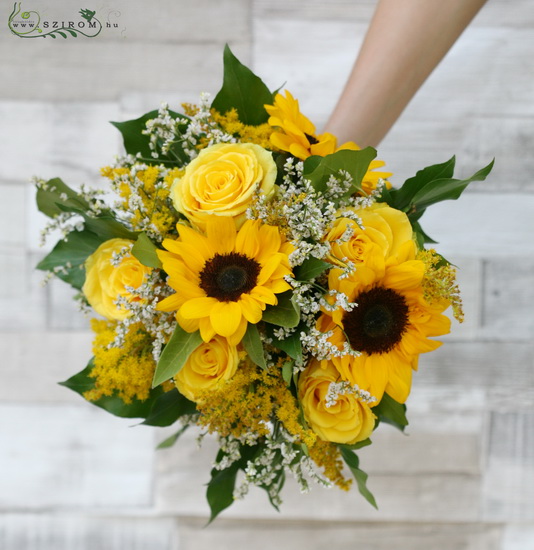 flower delivery Budapest - 5 roses with 3 sunflowers with wildflower