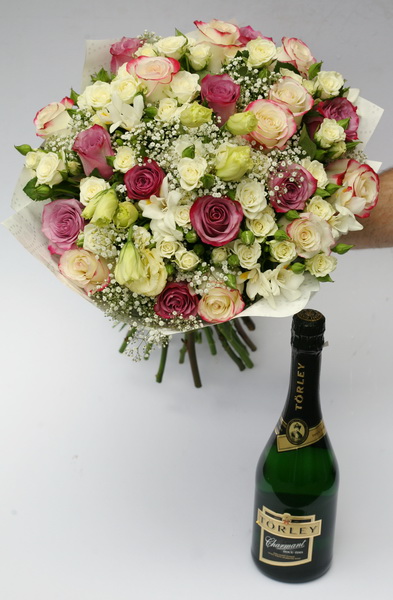 flower delivery Budapest - 40 stems of pastell flowers with champagne