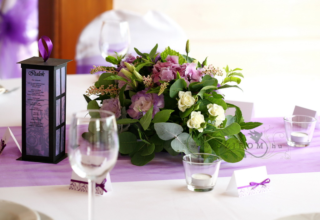 Virágküldés Budapest - kerek asztaldísz, Petneházy Hotel (liziantusz, hortenzia, bokros rózsa, lila), esküvő