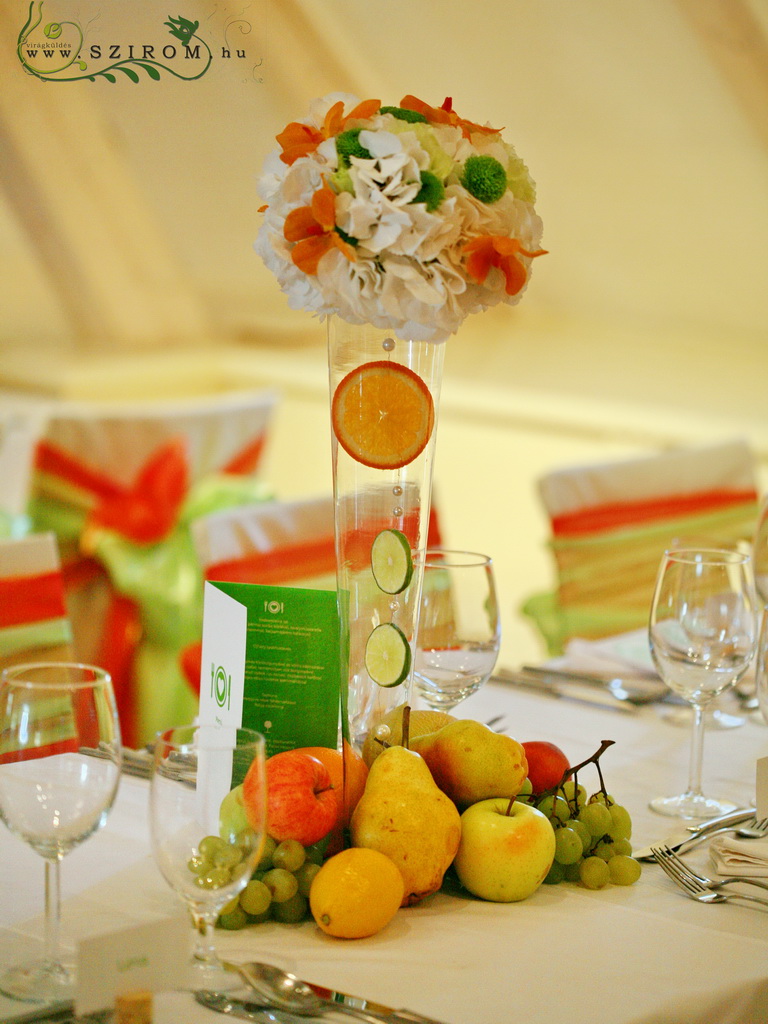 Virágküldés Budapest - Esküvői asztaldísz gyümölcsökkel, Symbol Budapest (hortenzia, krizi, mokara, liziantusz)