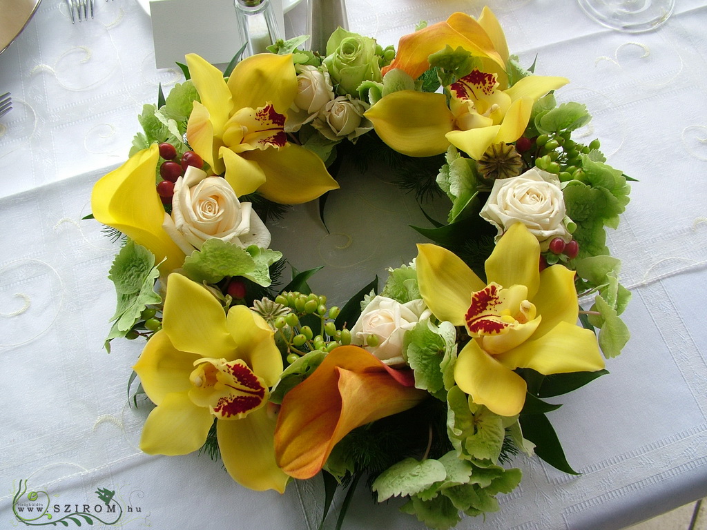 Virágküldés Budapest - Esküvői kerek asztaldísz, Robinson étterem Budapest (orchidea, rózsa, kála, hortenzia, sárga, narancs)
