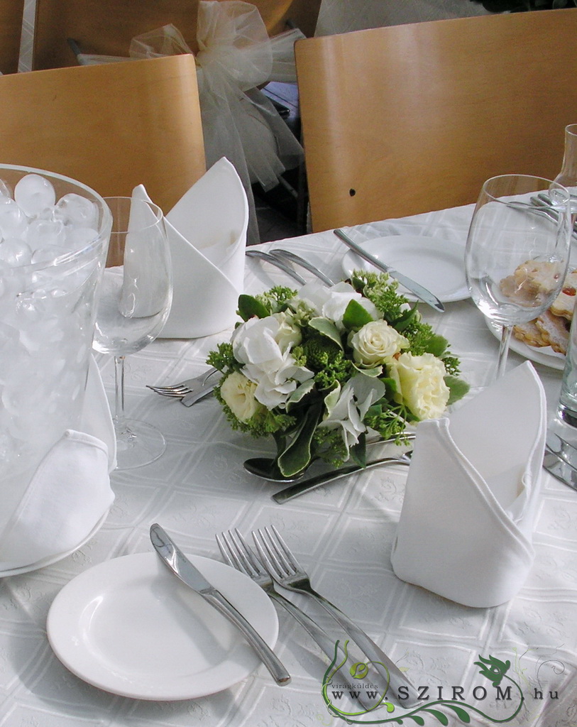 Virágküldés Budapest - kis kerek asztaldísz (hortenzia, rózsa, liziantusz, gomb krizi, sedum), esküvő