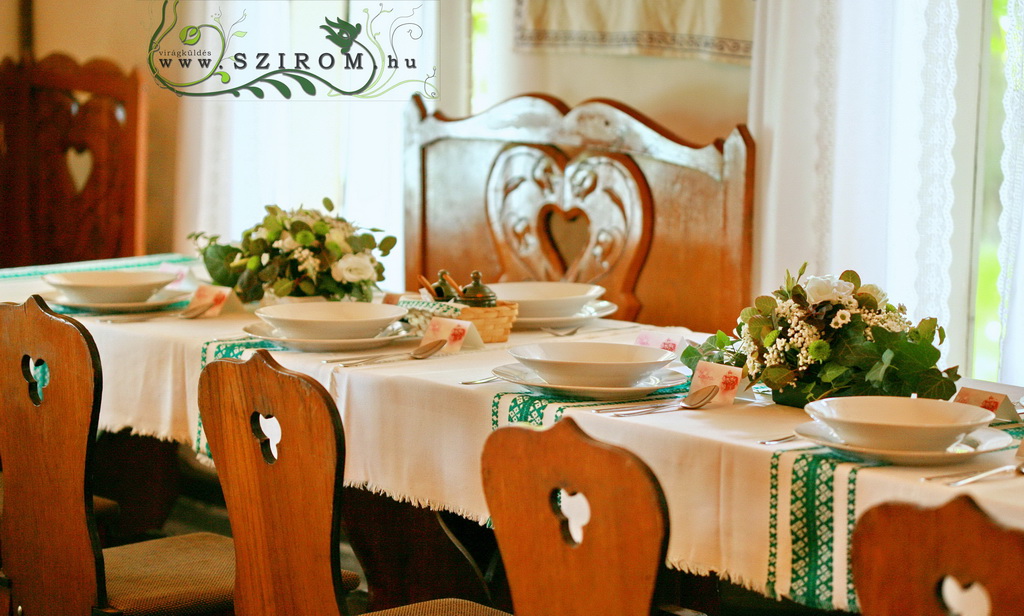 Virágküldés Budapest - kis rusztikus asztaldísz (liziantusz, rezgő, santini, gombkrizi), esküvő