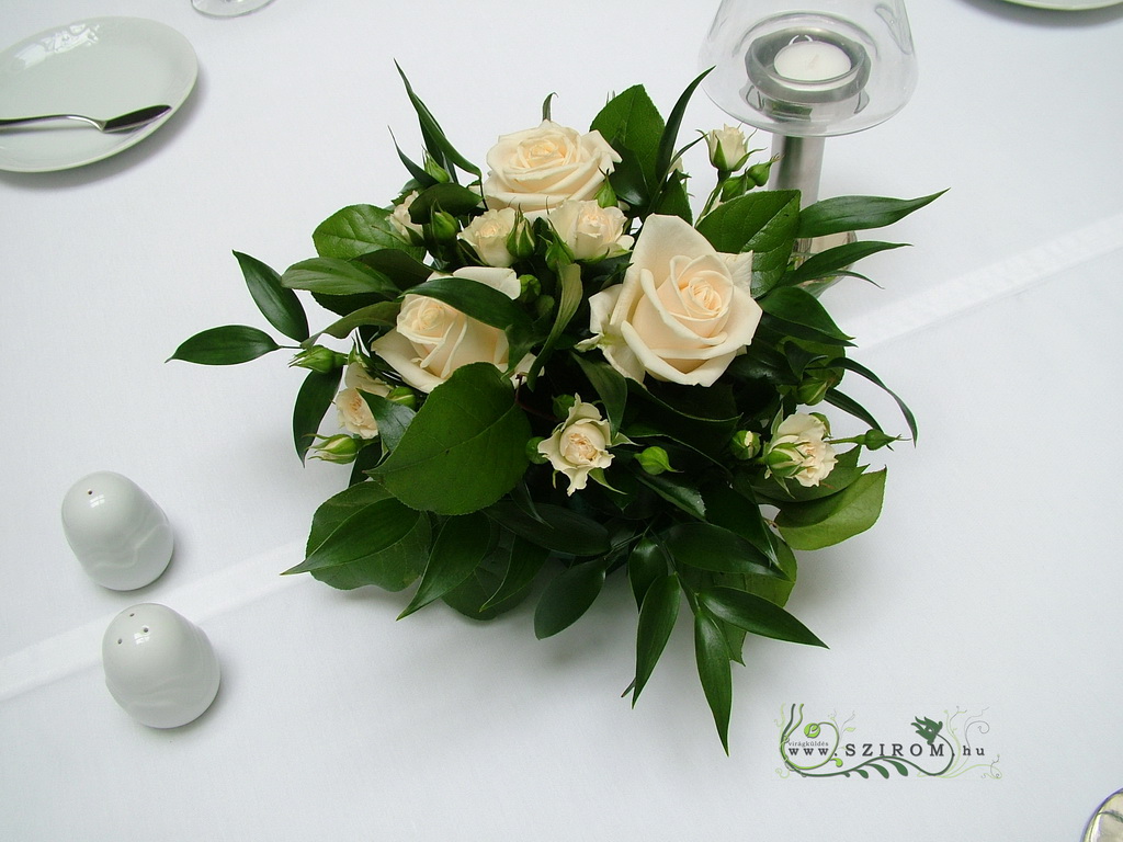 Virágküldés Budapest - pici kerek asztaldísz, Gerbeaud Budapest (krém rózsa, bokros rózsa), esküvő