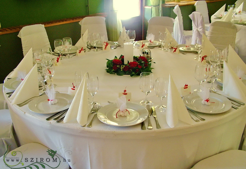 Virágküldés Budapest - gyertyás asztaldísz, Dudok Rendezvényház Budakeszi (rózsa, mini rózsa, vörös), esküvő