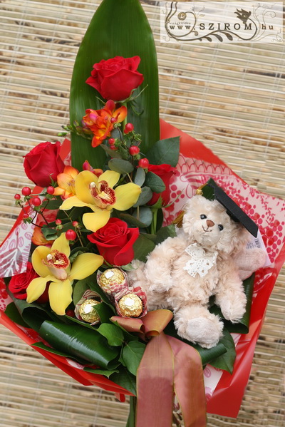 flower delivery Budapest - graduation bouquet with red roses