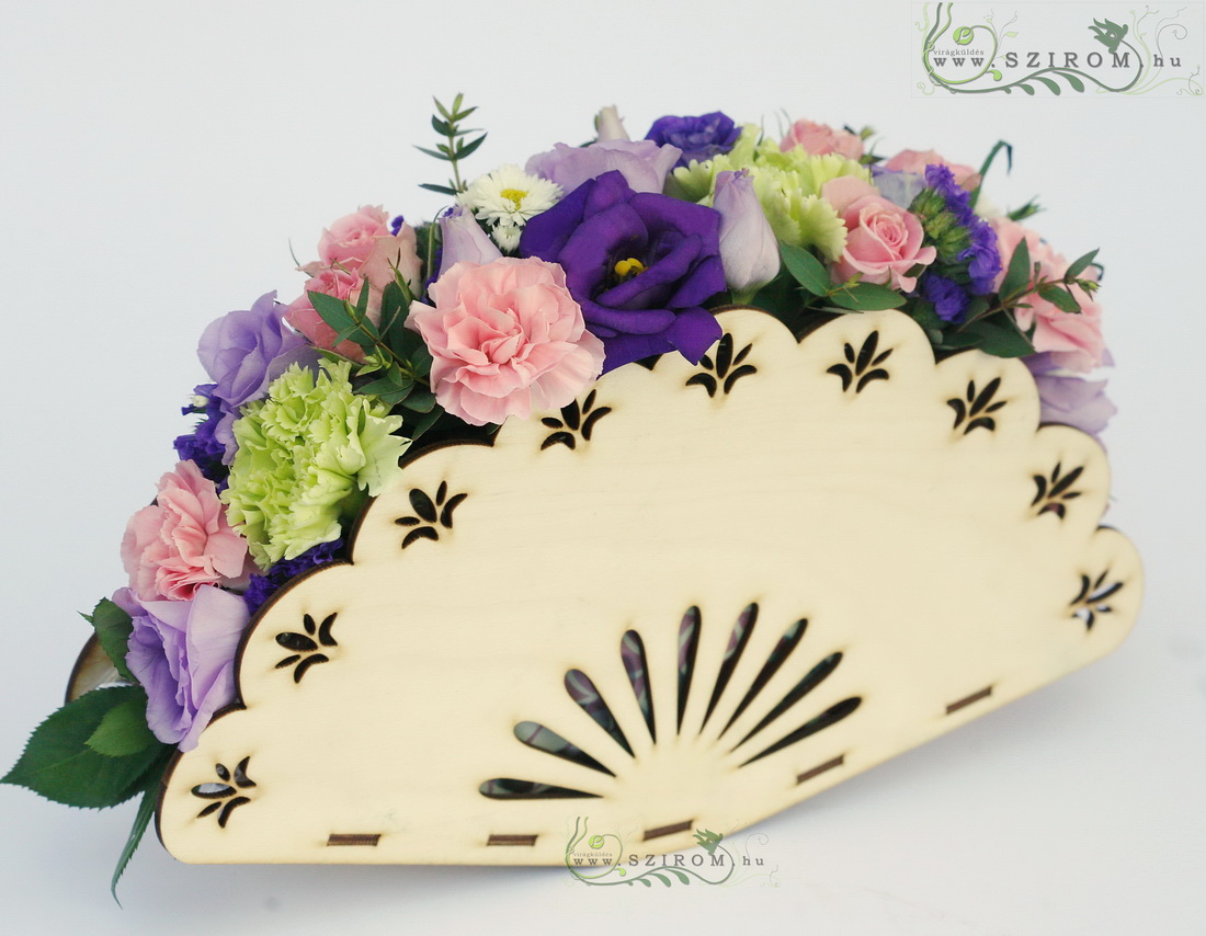 Virágküldés Budapest - Legyező csokor asztaldísz (liziantusz, bokros rózsa, szegfű, lila, rózsaszín, zöld), esküvő