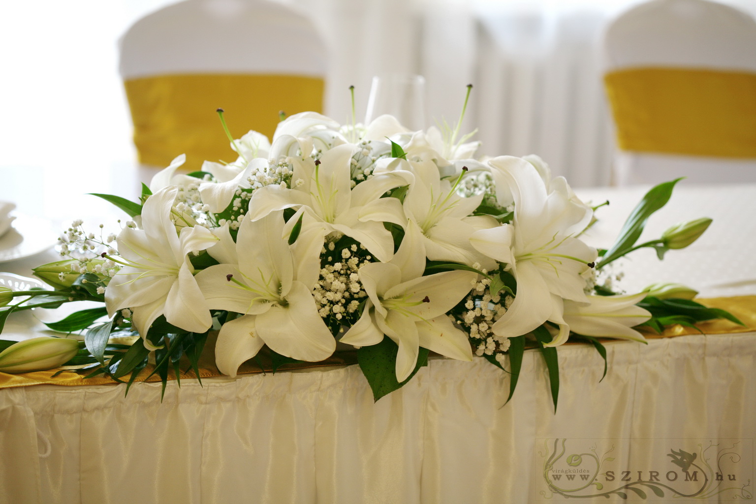 Virágküldés Budapest - főasztaldísz (liliom, rezgő, fehér),  Ádám Villa  Budapest, esküvő