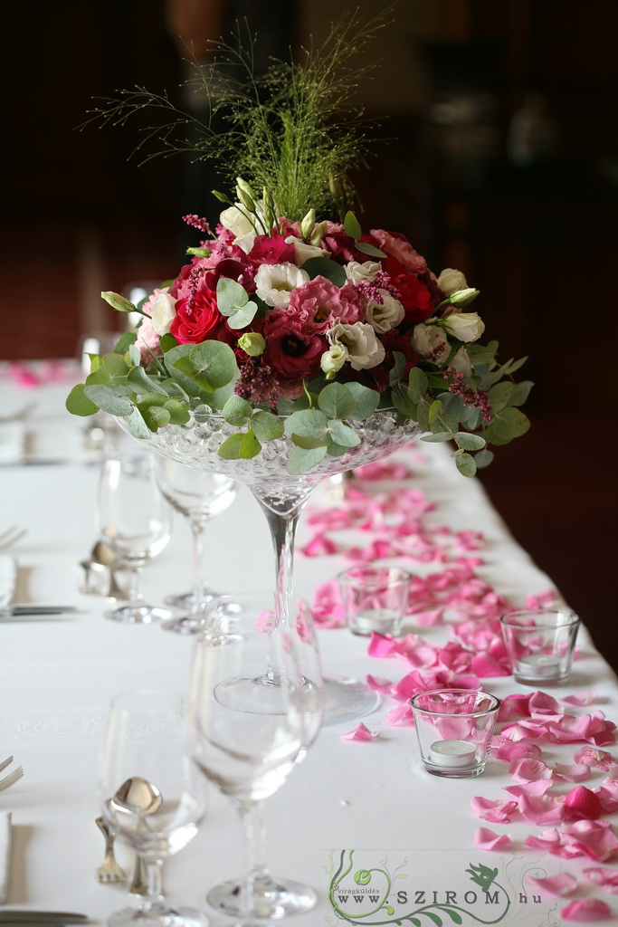 Virágküldés Budapest - Főasztaldísz Gresham Budapest (koktél pohár, rózsa, liziantusz, orchidea, sóvirág, bordó, rózsaszín), esküvő