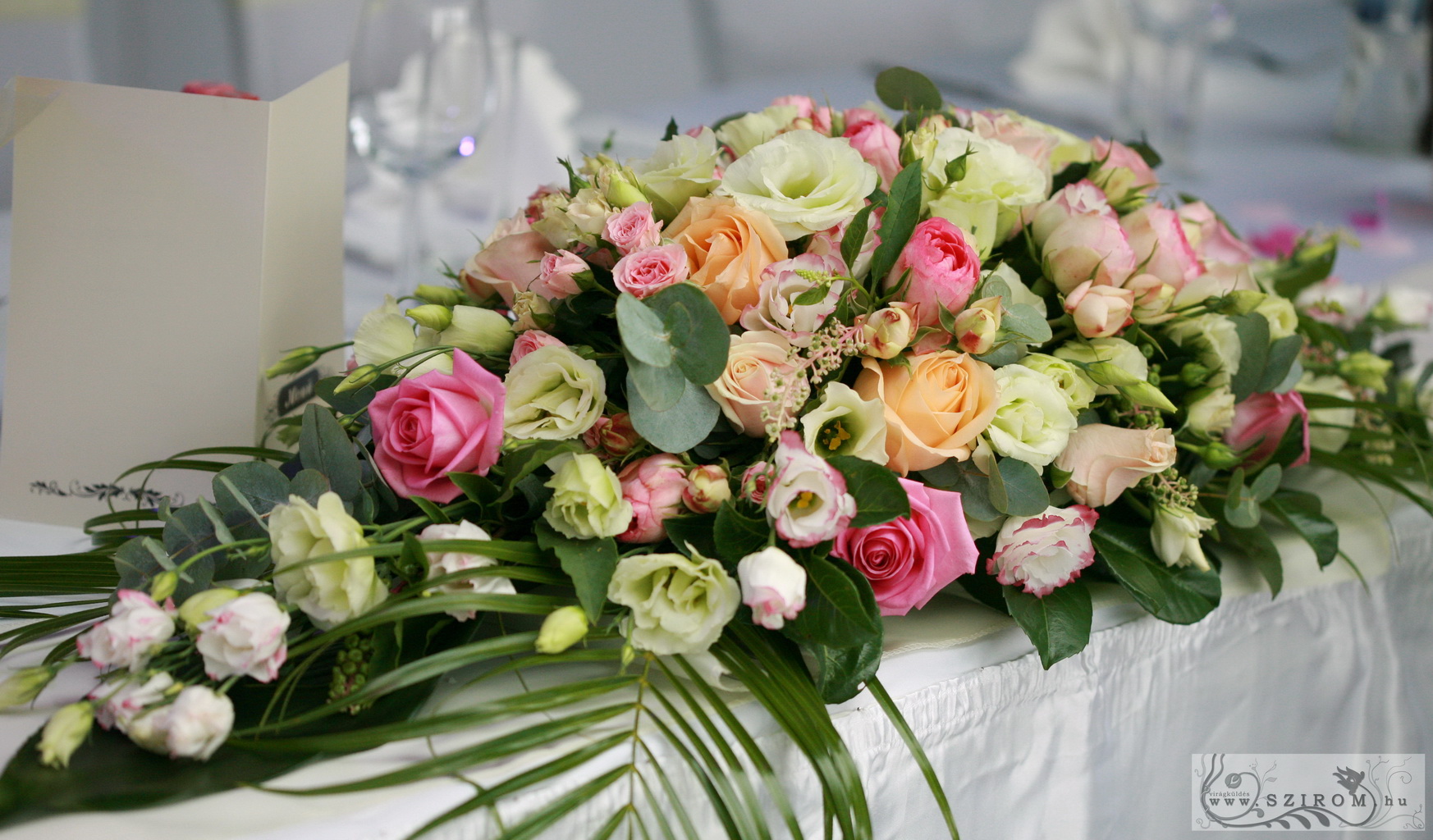 flower delivery Budapest - Main table centerpiece pastell pink, peach, Átrium Caffé Budapest, Kristály house, wedding