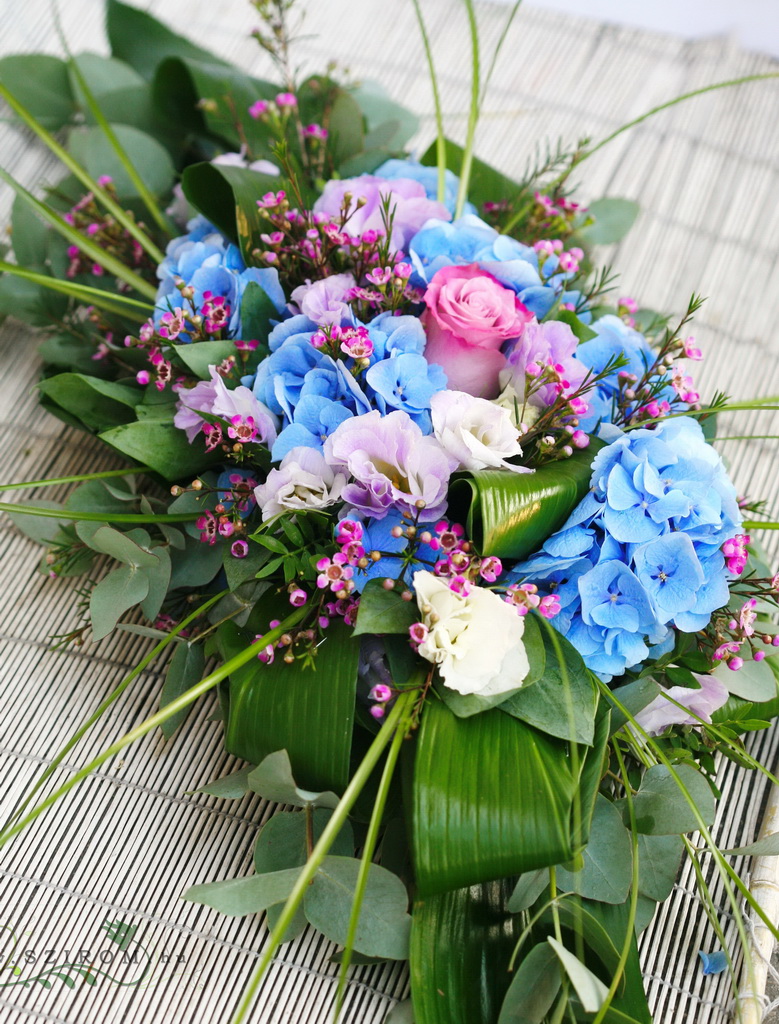 flower delivery Budapest - Main table centerpiece with hydrangea (blue, purple), wedding