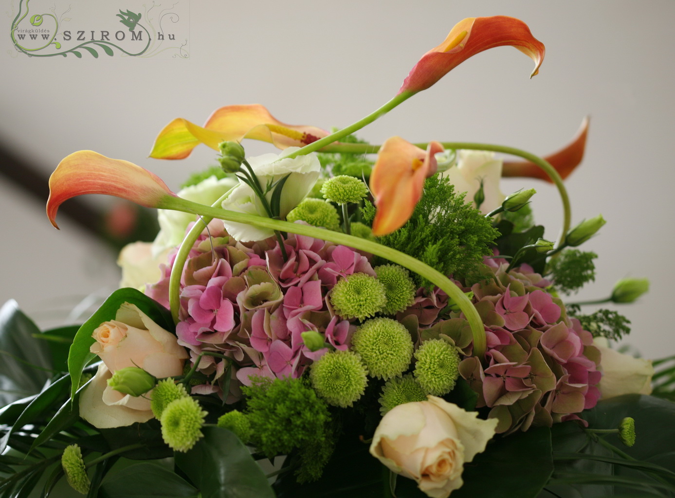 flower delivery Budapest - Main table centerpiece (hydrangeas, callas, roses, pompoms, lisyanthus, peach, cream, green, pink), Symbol Budapest, wedding