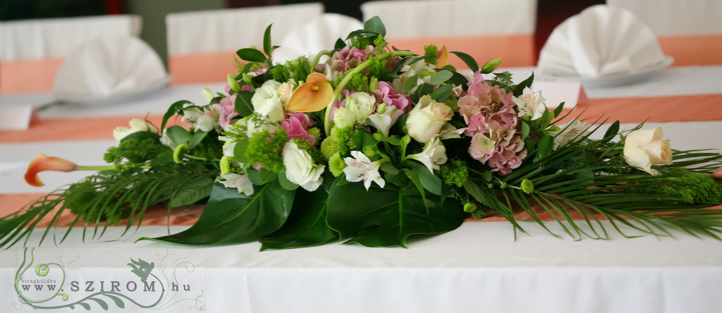 flower delivery Budapest - Main table centerpiece (hydrangeas, callas, roses, pompoms, lisyanthus, peach, cream), Symbol Budapest, wedding