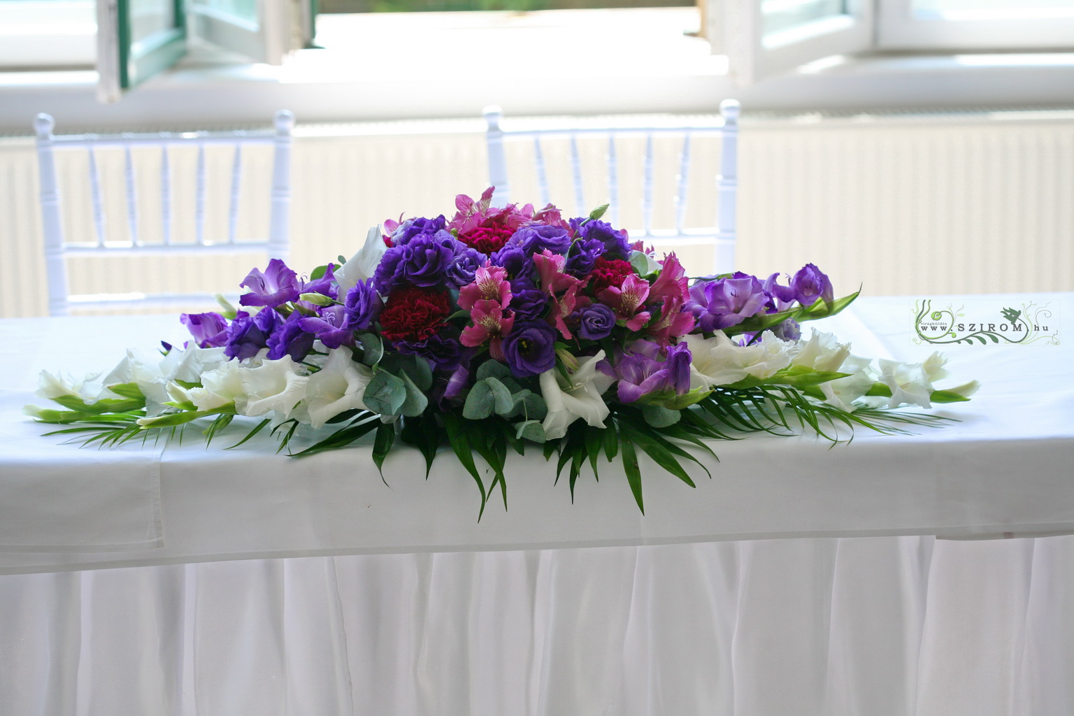 Virágküldés Budapest - Főasztaldísz (kardvirág, alstromeria, liziantusz, szegfű, lila), Malonyai Kastély, esküvő