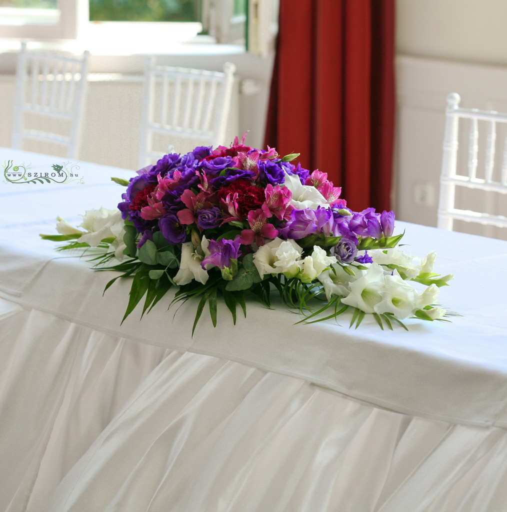 Virágküldés Budapest - Főasztaldísz (koktél pohár, rózsa, liziantusz, orchidea, lila), Malonyai Kastély, esküvő